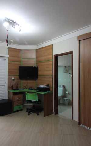 Casa à venda com 298m², 4 quartos e 5 vagasSuíte 02