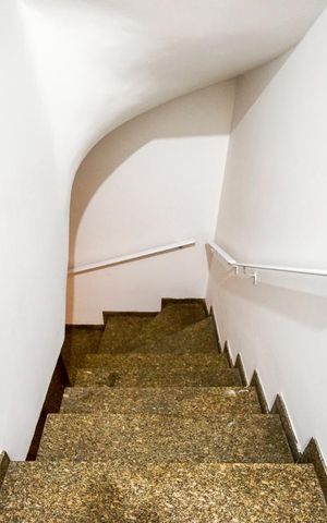 Casa para alugar com 450m², 4 quartos e 7 vagas Casa para alugar com 450m², 4 quartos e 7 vagasEscada da garagem