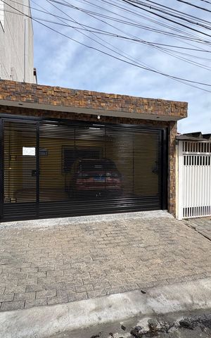 Casa à venda com 160m², 3 quartos e 2 vagas Casa à venda com 160m², 3 quartos e 2 vagasFachada