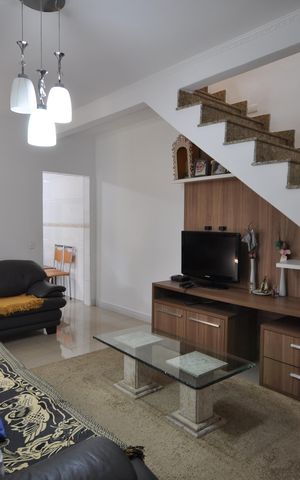 Casa à venda com 240m², 3 quartos e 2 vagasSala