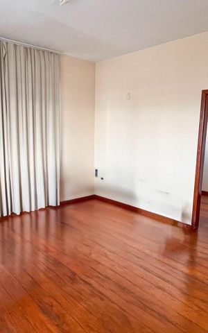 Casa à venda com 508m², 5 quartos e 8 vagas Casa à venda com 508m², 5 quartos e 8 vagasSala