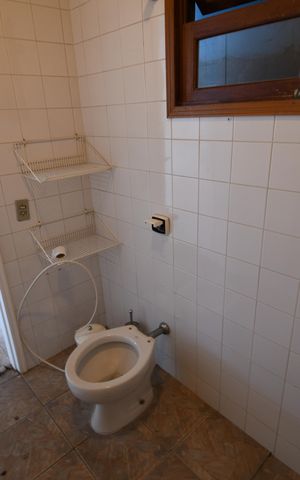 Casa de condomínio à venda com 300m², 3 quartos e 4 vagasBanheiro de serviço