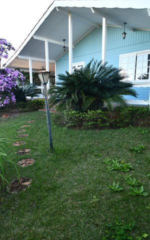 Casa de condomínio à venda com 300m², 3 quartos e 4 vagasFachada