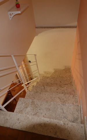 Casa para alugar com 207m², 3 quartos e 2 vagasEscada piso superior