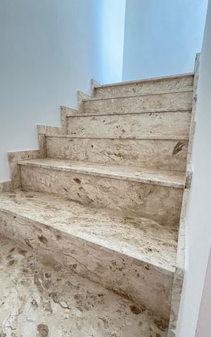 Apartamento à venda com 78m², 2 quartos e 1 vaga Apartamento à venda com 78m², 2 quartos e 1 vagaEscada
