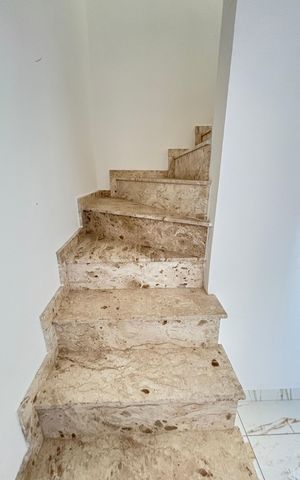Apartamento à venda com 78m², 2 quartos e 1 vaga Apartamento à venda com 78m², 2 quartos e 1 vagaEscada
