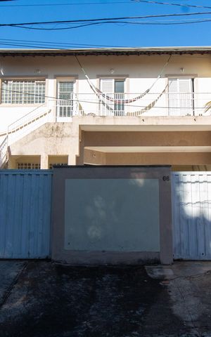 Casa à venda com 230m², 5 quartos e 3 vagas Casa à venda com 230m², 5 quartos e 3 vagasFachada