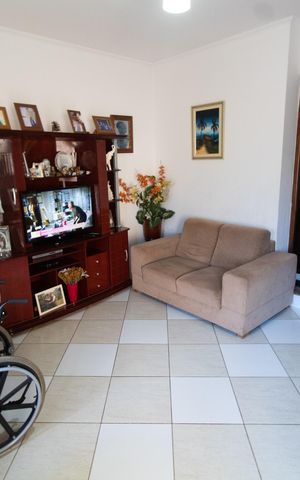 Casa à venda com 230m², 5 quartos e 3 vagas Casa à venda com 230m², 5 quartos e 3 vagasSala