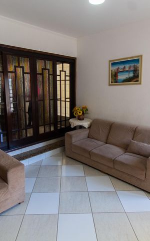 Casa à venda com 230m², 5 quartos e 3 vagas Casa à venda com 230m², 5 quartos e 3 vagasSala