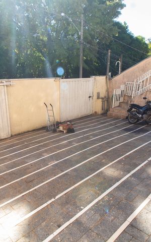 Casa à venda com 230m², 5 quartos e 3 vagas Casa à venda com 230m², 5 quartos e 3 vagasGaragem
