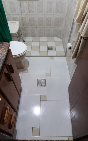 Casa à venda com 230m², 5 quartos e 3 vagas Casa à venda com 230m², 5 quartos e 3 vagasBanheiro