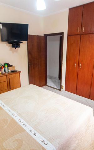 Casa à venda com 230m², 5 quartos e 3 vagas Casa à venda com 230m², 5 quartos e 3 vagasQuarto 2