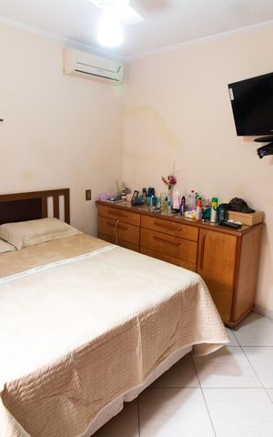 Casa à venda com 230m², 5 quartos e 3 vagas Casa à venda com 230m², 5 quartos e 3 vagasQuarto 2
