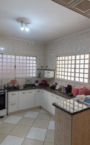 Casa à venda com 230m², 5 quartos e 3 vagas Casa à venda com 230m², 5 quartos e 3 vagasCozinha