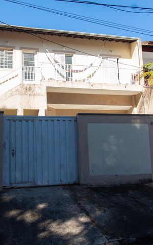 Casa à venda com 230m², 5 quartos e 3 vagas Casa à venda com 230m², 5 quartos e 3 vagasFachada