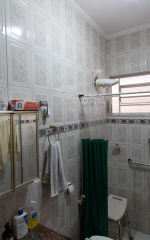 Casa à venda com 230m², 5 quartos e 3 vagas Casa à venda com 230m², 5 quartos e 3 vagasBanheiro