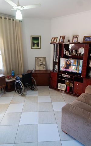 Casa à venda com 230m², 5 quartos e 3 vagas Casa à venda com 230m², 5 quartos e 3 vagasSala