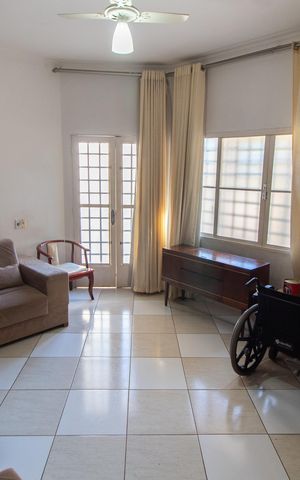 Casa à venda com 230m², 5 quartos e 3 vagas Casa à venda com 230m², 5 quartos e 3 vagasSala