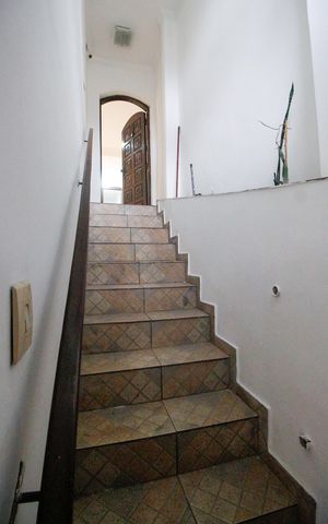 Casa à venda com 140m², 3 quartos e 1 vagaEscada externa