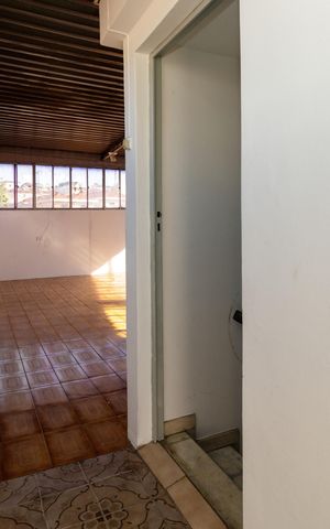Casa à venda com 275m², 3 quartos e 3 vagas Casa à venda com 275m², 3 quartos e 3 vagasEscadas de acesso