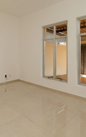 Casa à venda com 275m², 3 quartos e 3 vagas Casa à venda com 275m², 3 quartos e 3 vagasSala