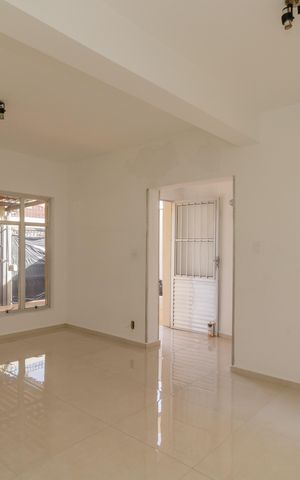 Casa à venda com 275m², 3 quartos e 3 vagas Casa à venda com 275m², 3 quartos e 3 vagasSala
