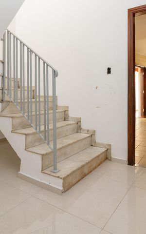 Casa à venda com 275m², 3 quartos e 3 vagas Casa à venda com 275m², 3 quartos e 3 vagasEscadas de acesso