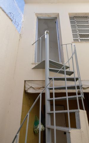 Casa à venda com 275m², 3 quartos e 3 vagas Casa à venda com 275m², 3 quartos e 3 vagasEscada Quarto de serviço