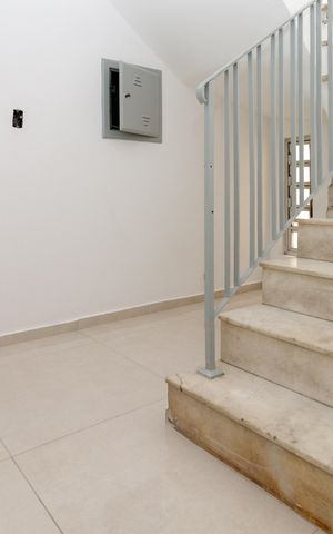 Casa à venda com 275m², 3 quartos e 3 vagas Casa à venda com 275m², 3 quartos e 3 vagasEscadas de acesso
