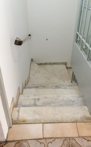 Casa à venda com 275m², 3 quartos e 3 vagas Casa à venda com 275m², 3 quartos e 3 vagasEscadas de acesso