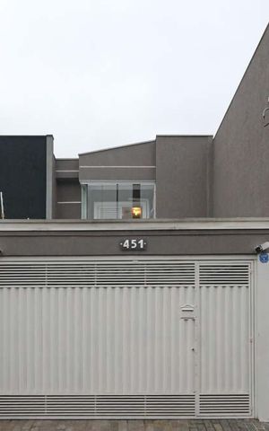 Casa à venda com 200m², 3 quartos e 2 vagas Casa à venda com 200m², 3 quartos e 2 vagasFachada