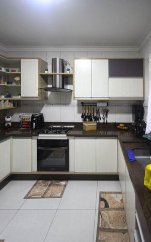 Casa à venda com 200m², 3 quartos e 2 vagas Casa à venda com 200m², 3 quartos e 2 vagasCozinha