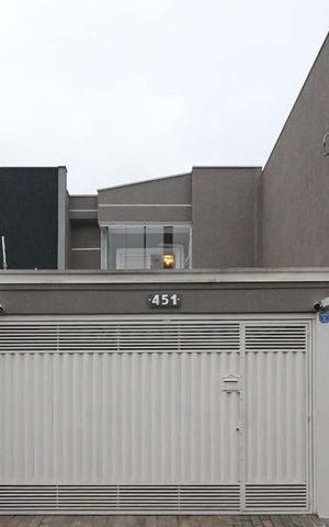 Casa à venda com 200m², 3 quartos e 2 vagas Casa à venda com 200m², 3 quartos e 2 vagasFachada