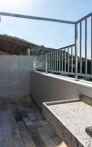 Apartamento à venda com 200m², 3 quartos e 3 vagasCobertura