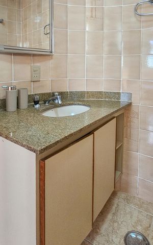 Apartamento para alugar com 256m², 4 quartos e 2 vagas Apartamento para alugar com 256m², 4 quartos e 2 vagasBanheiro da Suíte 1