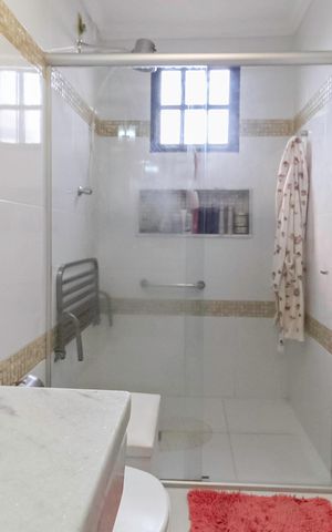 Casa à venda com 208m², 4 quartos e 2 vagas Casa à venda com 208m², 4 quartos e 2 vagasBanheiro da suíte
