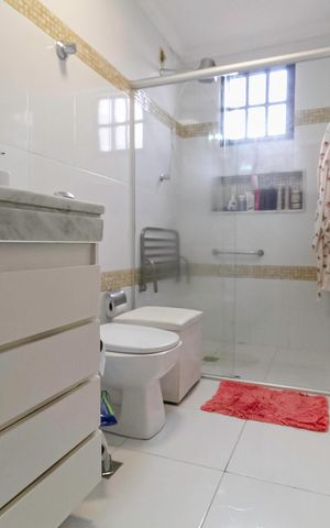 Casa à venda com 208m², 4 quartos e 2 vagas Casa à venda com 208m², 4 quartos e 2 vagasBanheiro da suíte