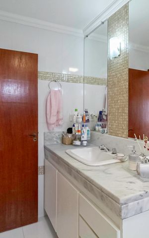 Casa à venda com 208m², 4 quartos e 2 vagas Casa à venda com 208m², 4 quartos e 2 vagasBanheiro da suíte