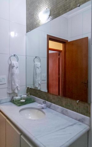 Casa à venda com 208m², 4 quartos e 2 vagas Casa à venda com 208m², 4 quartos e 2 vagasBanheiro social