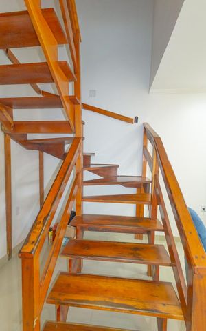 Casa à venda com 220m², 3 quartos e 5 vagas Casa à venda com 220m², 3 quartos e 5 vagasEscada