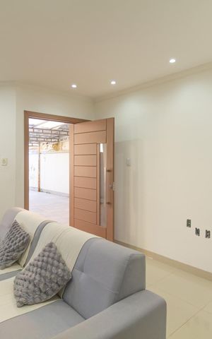 Casa à venda com 220m², 3 quartos e 5 vagas Casa à venda com 220m², 3 quartos e 5 vagasSala