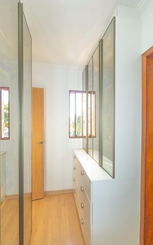 Casa à venda com 220m², 3 quartos e 5 vagas Casa à venda com 220m², 3 quartos e 5 vagasCloset da suíte