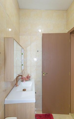 Casa à venda com 220m², 3 quartos e 5 vagas Casa à venda com 220m², 3 quartos e 5 vagasLavabo