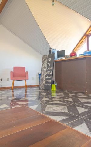Casa à venda com 220m², 3 quartos e 5 vagas Casa à venda com 220m², 3 quartos e 5 vagasSótão
