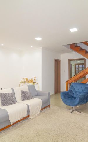Casa à venda com 220m², 3 quartos e 5 vagas Casa à venda com 220m², 3 quartos e 5 vagasSala