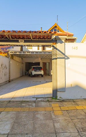 Casa à venda com 220m², 3 quartos e 5 vagas Casa à venda com 220m², 3 quartos e 5 vagasGaragem