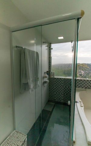 Casa de condomínio à venda com 400m², 5 quartos e 2 vagas Casa de condomínio à venda com 400m², 5 quartos e 2 vagasBanheiro da Suíte
