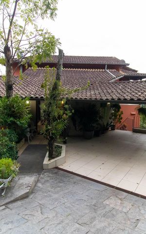 Casa de condomínio à venda com 400m², 5 quartos e 2 vagas Casa de condomínio à venda com 400m², 5 quartos e 2 vagasFachada