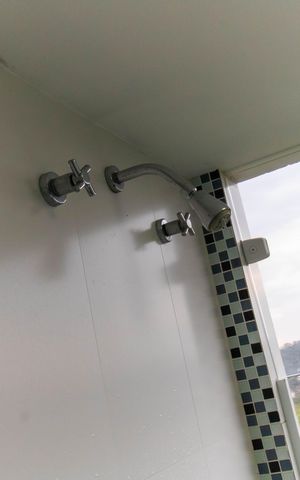 Casa de condomínio à venda com 400m², 5 quartos e 2 vagas Casa de condomínio à venda com 400m², 5 quartos e 2 vagasBanheiro da Suíte