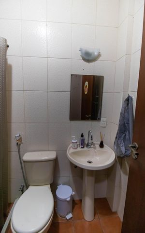 Casa de condomínio à venda com 400m², 5 quartos e 2 vagas Casa de condomínio à venda com 400m², 5 quartos e 2 vagasBanheiro de serviço